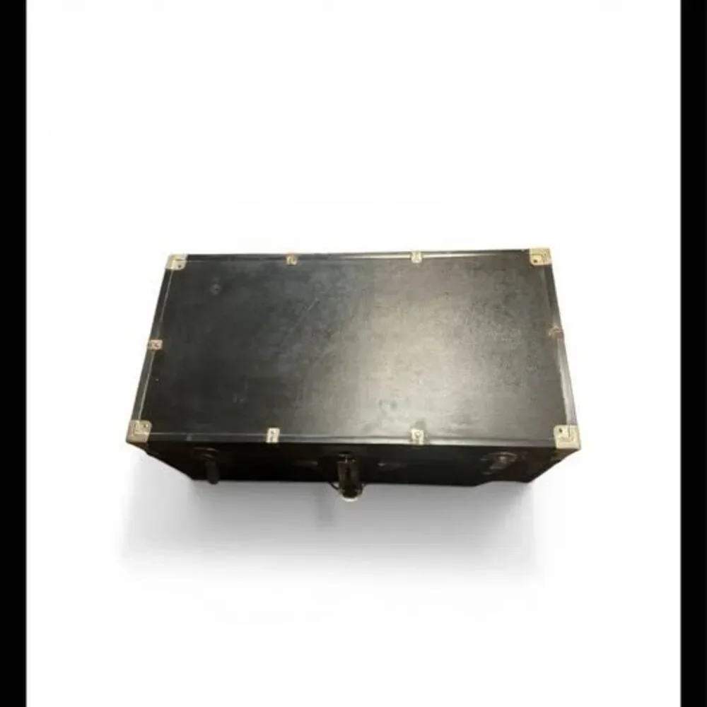un baúl de almacenamiento o steamer trunk de estilo vintage,